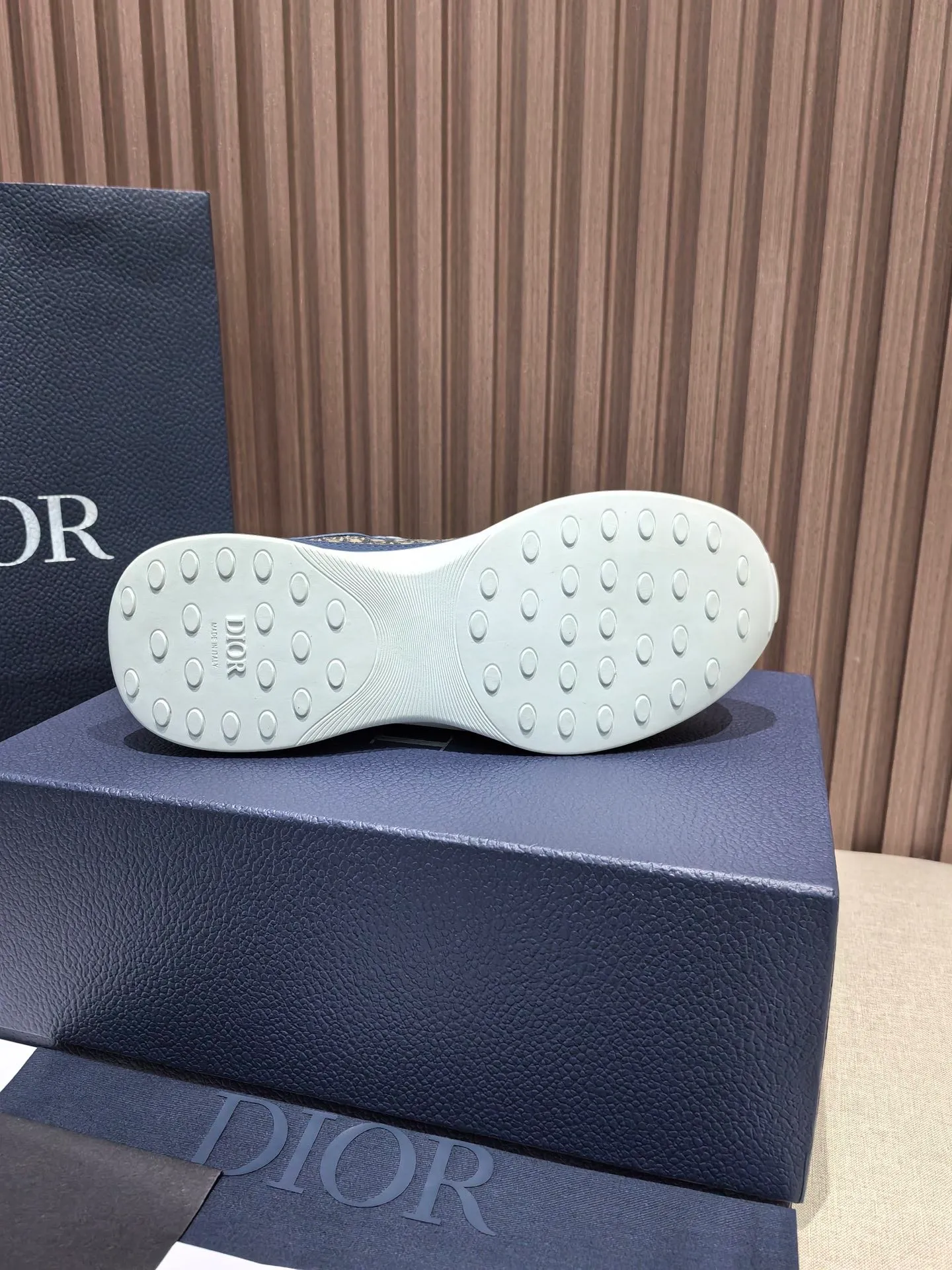 Factory price: 440💰 🔍Top purchasing agent🇮🇹 Dior's super-popular sports shoes, popular for street men, are synchronized with the new product counters. The uppers are made of Italian original imported cowhide and matched with D's customized fabrics. It is a must-have for fashionistas. The complex craftsmanship is perfectly reproduced. Imported soft cowhide foot pads, soles: original soles specially provided by the original factory, exclusive movable molded soles are super comfortable, original factory follow-up goods, 🔍🔍high quality, you can enter and exit the counter at will, welcome to compare, code number 38-45 (46 can be customized and cannot be returned or exchanged)